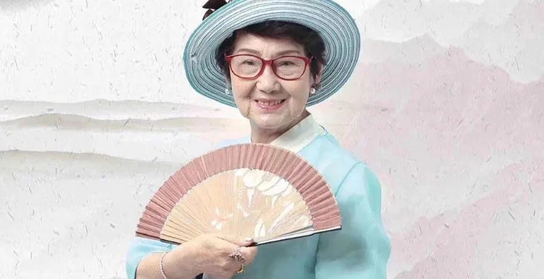 老公娶保姆，独女自杀，坐牢18年出狱后扫厕所，80岁赚千万翻身