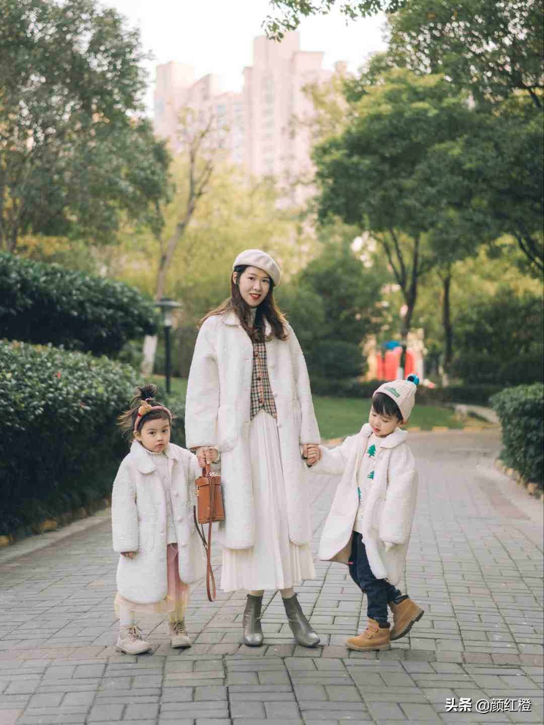 又火了一种穿法叫“羊毛羔外套+半身裙”，洋气精致还保暖，太美