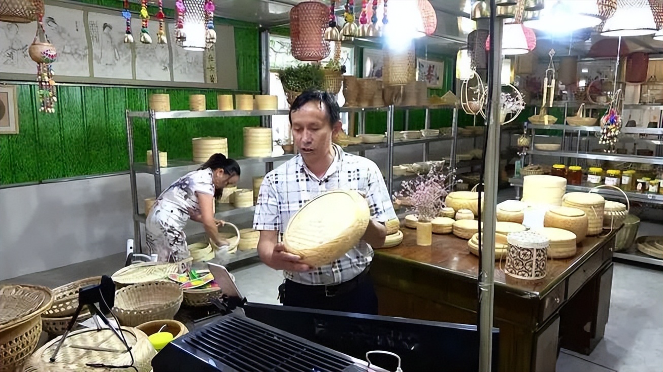 华坪县残疾人竹编厂李兴君,李兴君竹编手艺