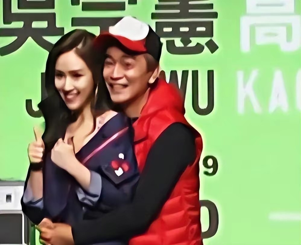 父女之间亲嘴的危害,父女亲脸拥抱违法吗