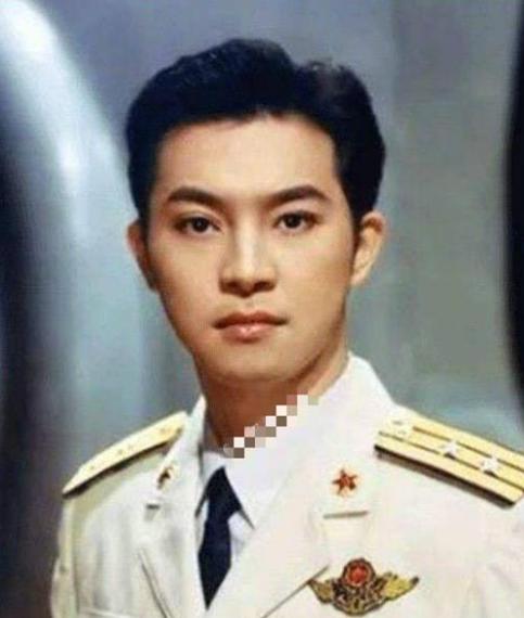 明星逃不过的脱发,明星也秃头还戴假发片