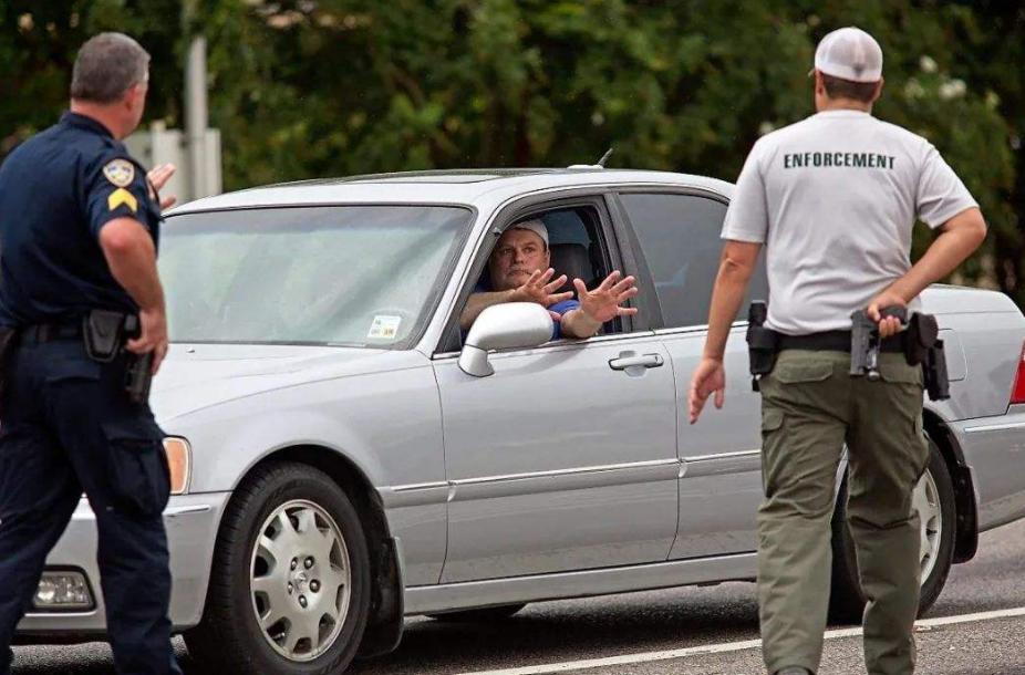 如果你被警察抓了怎么办,当你被美国警察拦住该怎么办