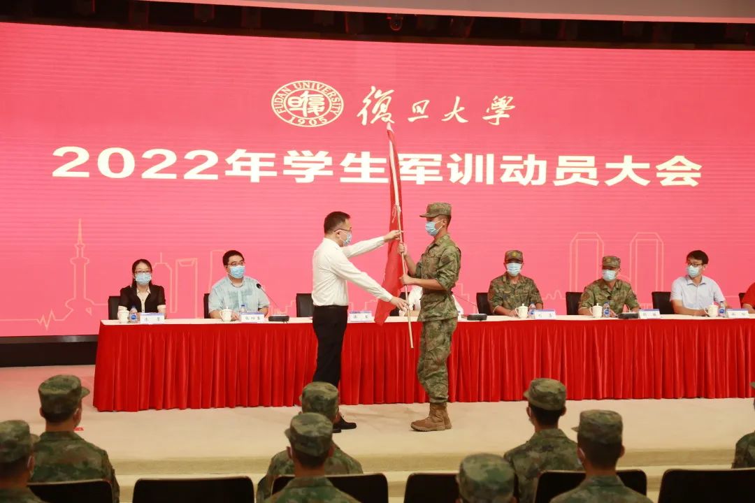 军训英姿飒爽的背后是汗水换来的,军训用汗水向青春致敬