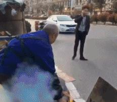 这衣服怎么穿内衣呀?不穿内衣怎么挺起来啊?