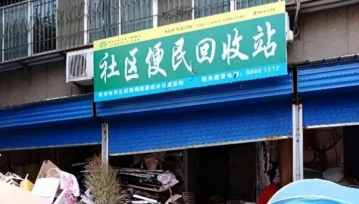 流浪老人在街边捡垃圾,流浪西安的老人