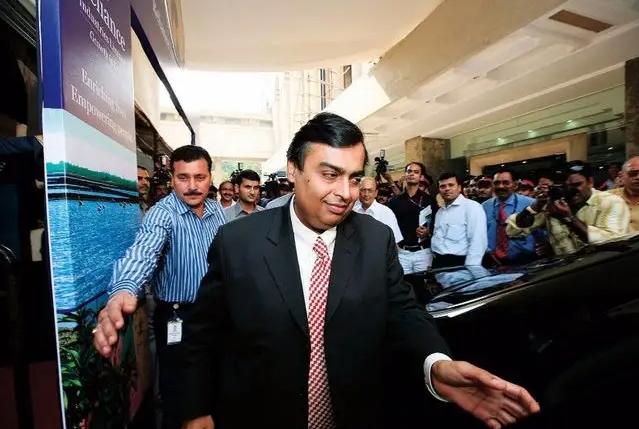 印度富豪妻子鼻环价值3亿,印度首富给妻子的手机壳