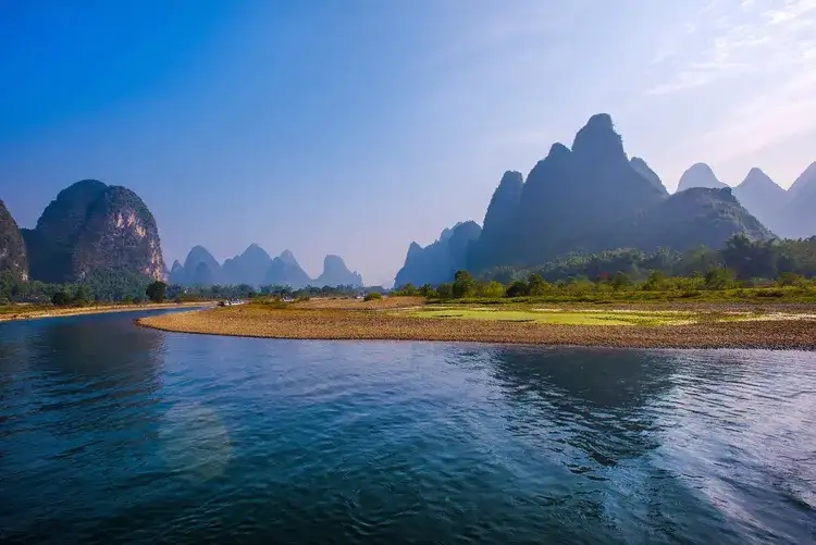 这满江碧透的水，秀拔云天的山，莫非就是马良当年留下的画卷！