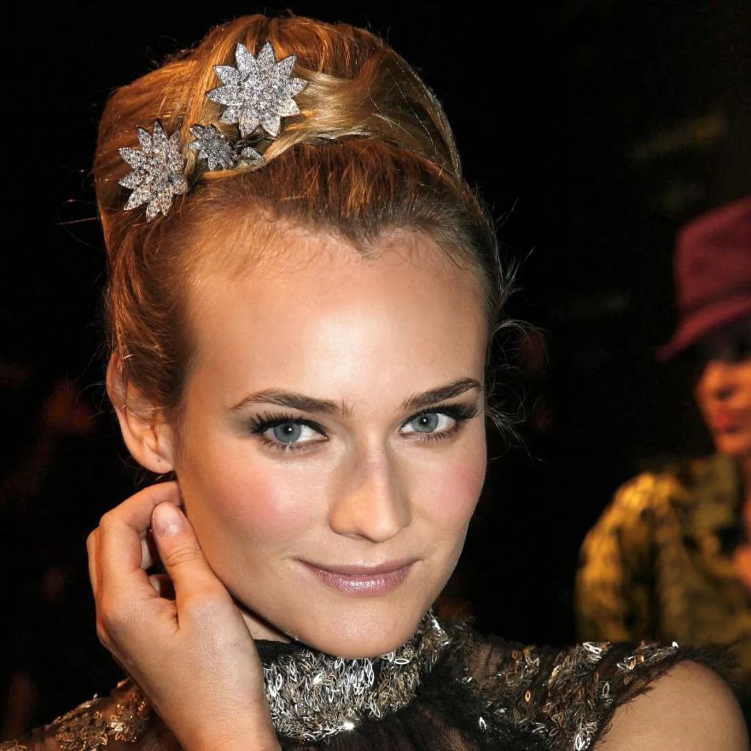 王冠要怎么戴才不会压塌头发,戴皇冠怎么能不掉