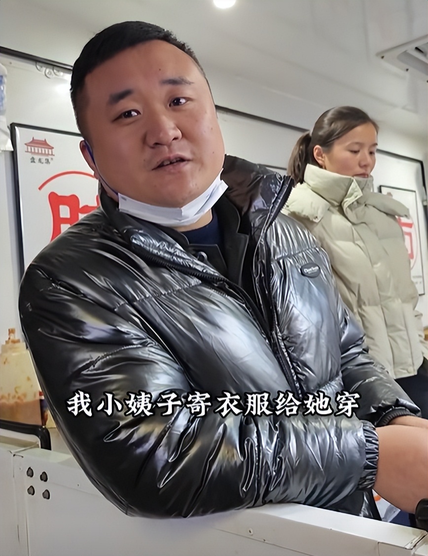 90后摆摊小伙还债,夫妻摆摊三年还债50万