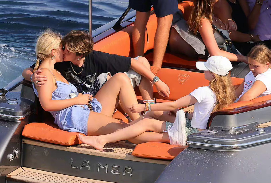 囧三带女友与家人度假，大布继续蜜月旅，只有刚失恋的RORO在苦练