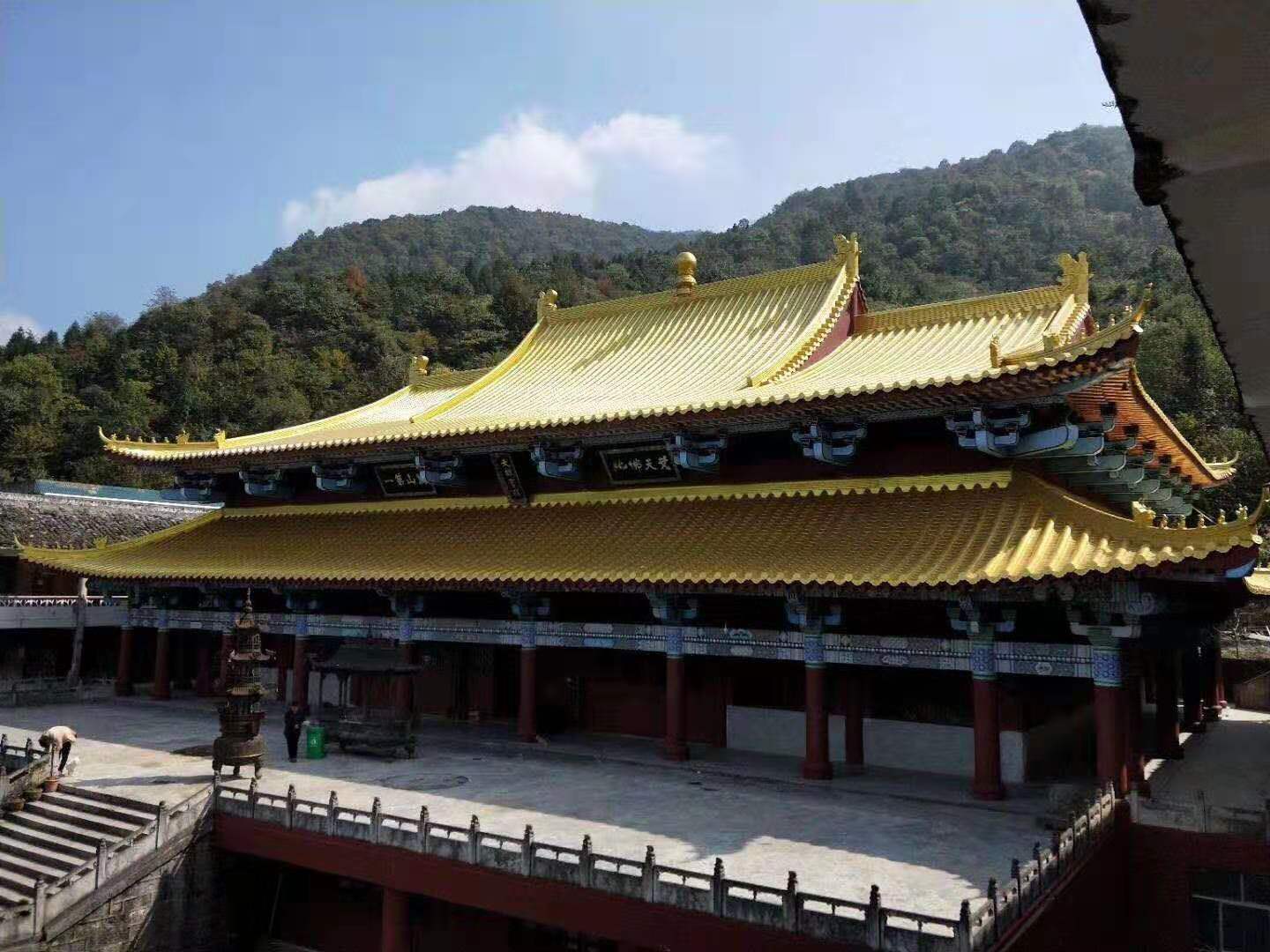 琉璃瓦和铜瓦有什么区别,铜瓦是什么样子