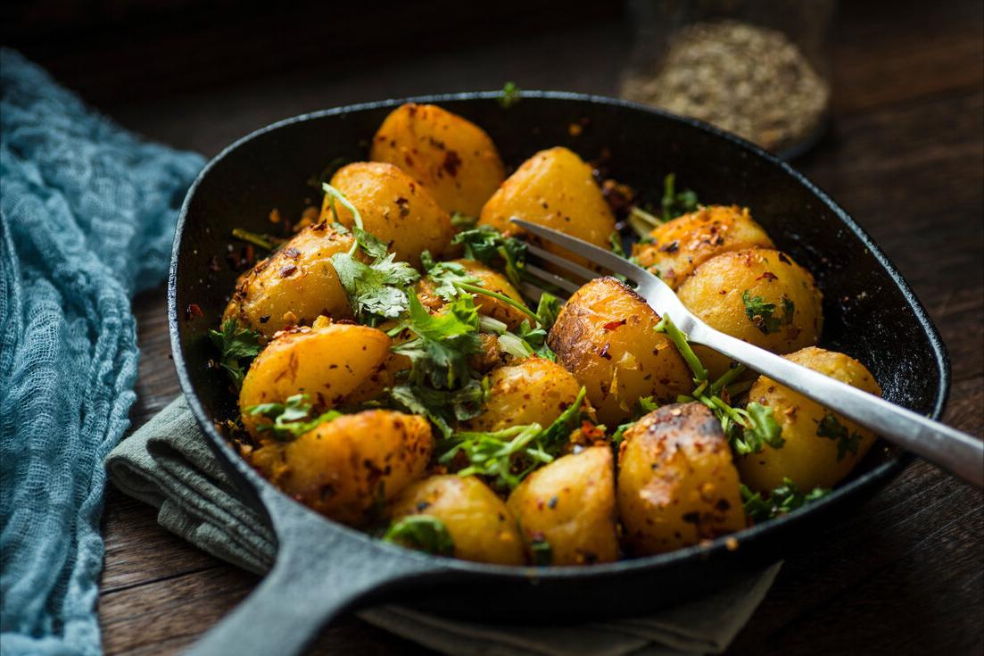 炒菜用纯铁锅还是生铁锅好,一般炒菜用的铁锅