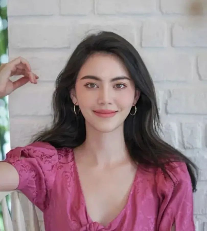 穿白t配什么发型好看,选对发型怎么穿都美炸天