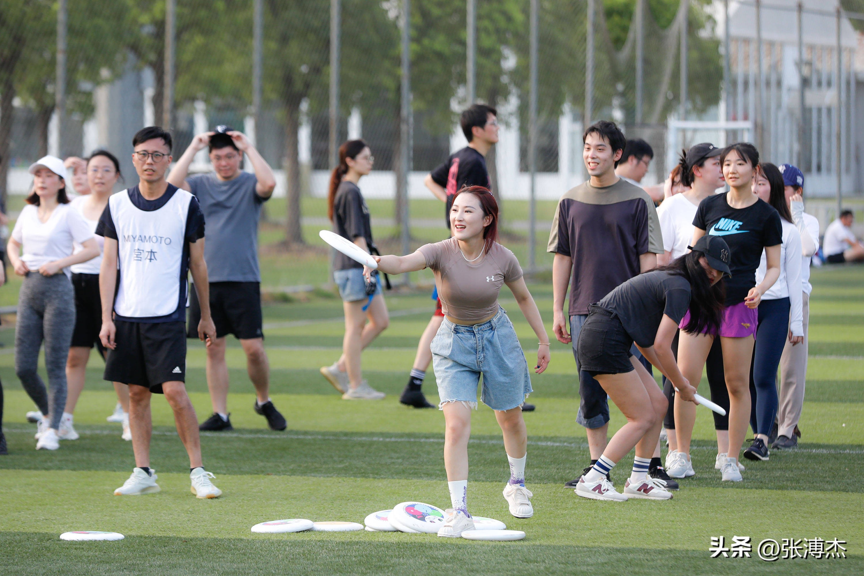 瑜伽裤蜜桃臀，各种搔首弄姿，曾火遍一时的飞盘媛，为何不见了
