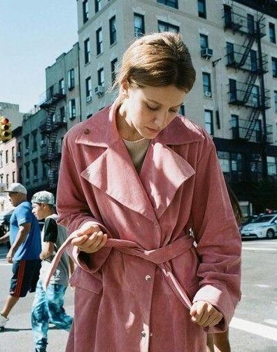 紫粉色大衣配什么颜色打底显高级,粉色毛呢大衣配什么颜色裤子好看