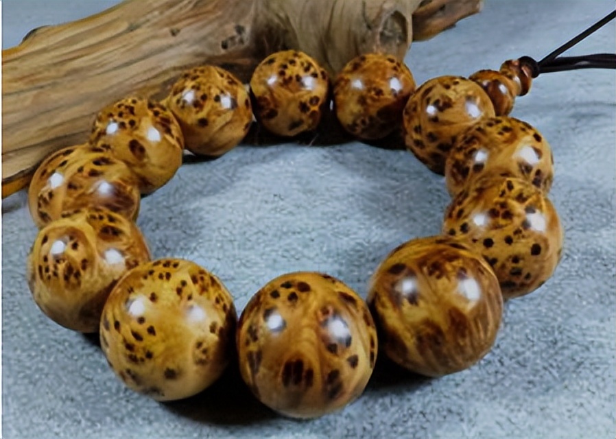 油性越大的文玩手串越容易变红吗,新手推荐文玩木头油性大