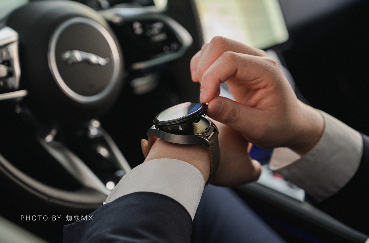 华为WATCHBuds耳机表体验：弹盖屏幕+磁吸耳机，这创意值100分