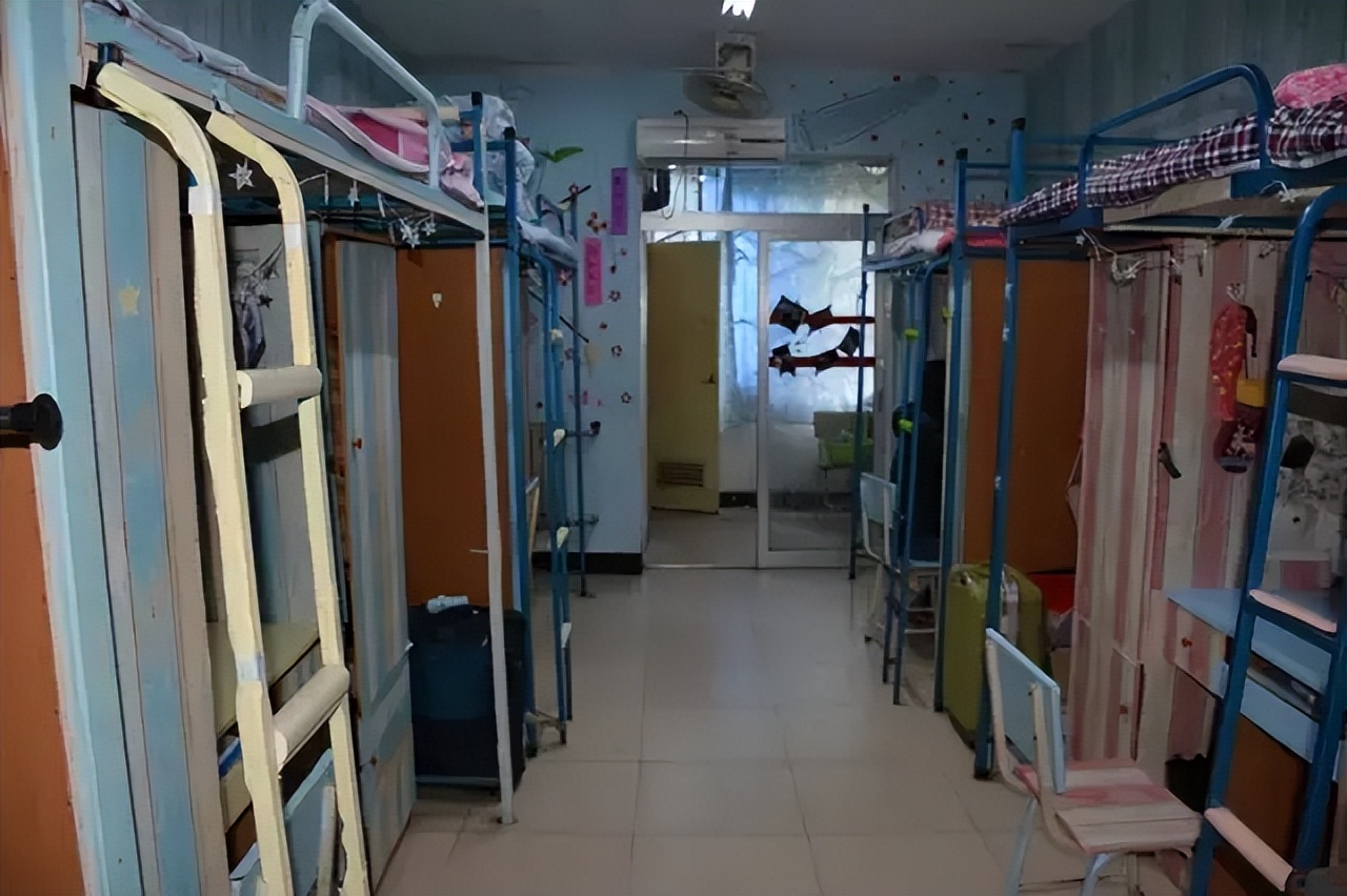 “寒酸”大学宿舍有多寒酸，上学犹如荒岛求生，学生哭了：想回家