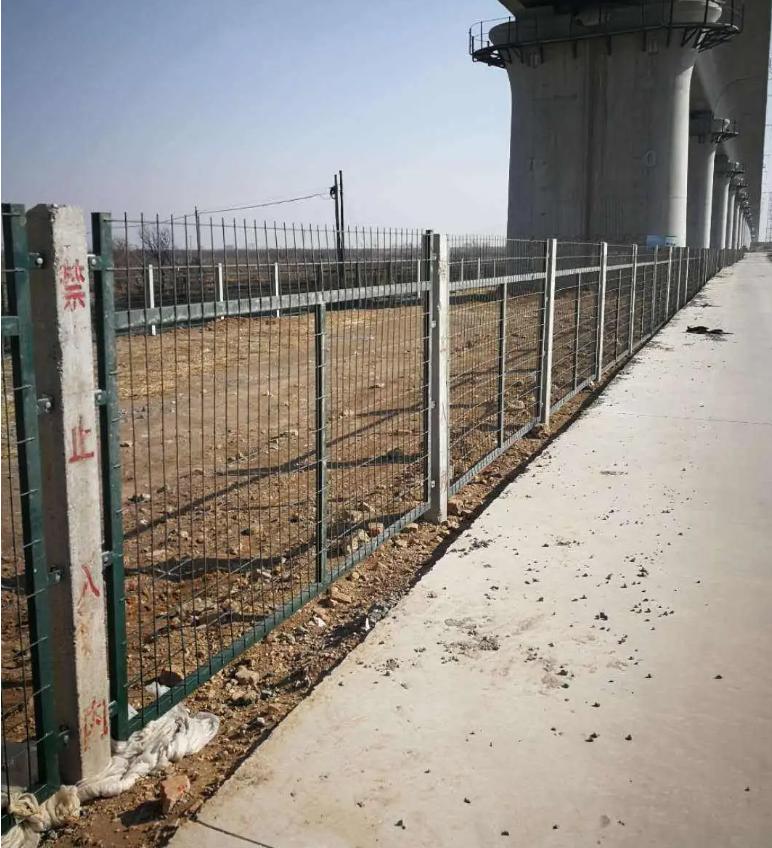 高铁轨道出现石头怎么处理,高铁速度350公里遇到石头怎么办