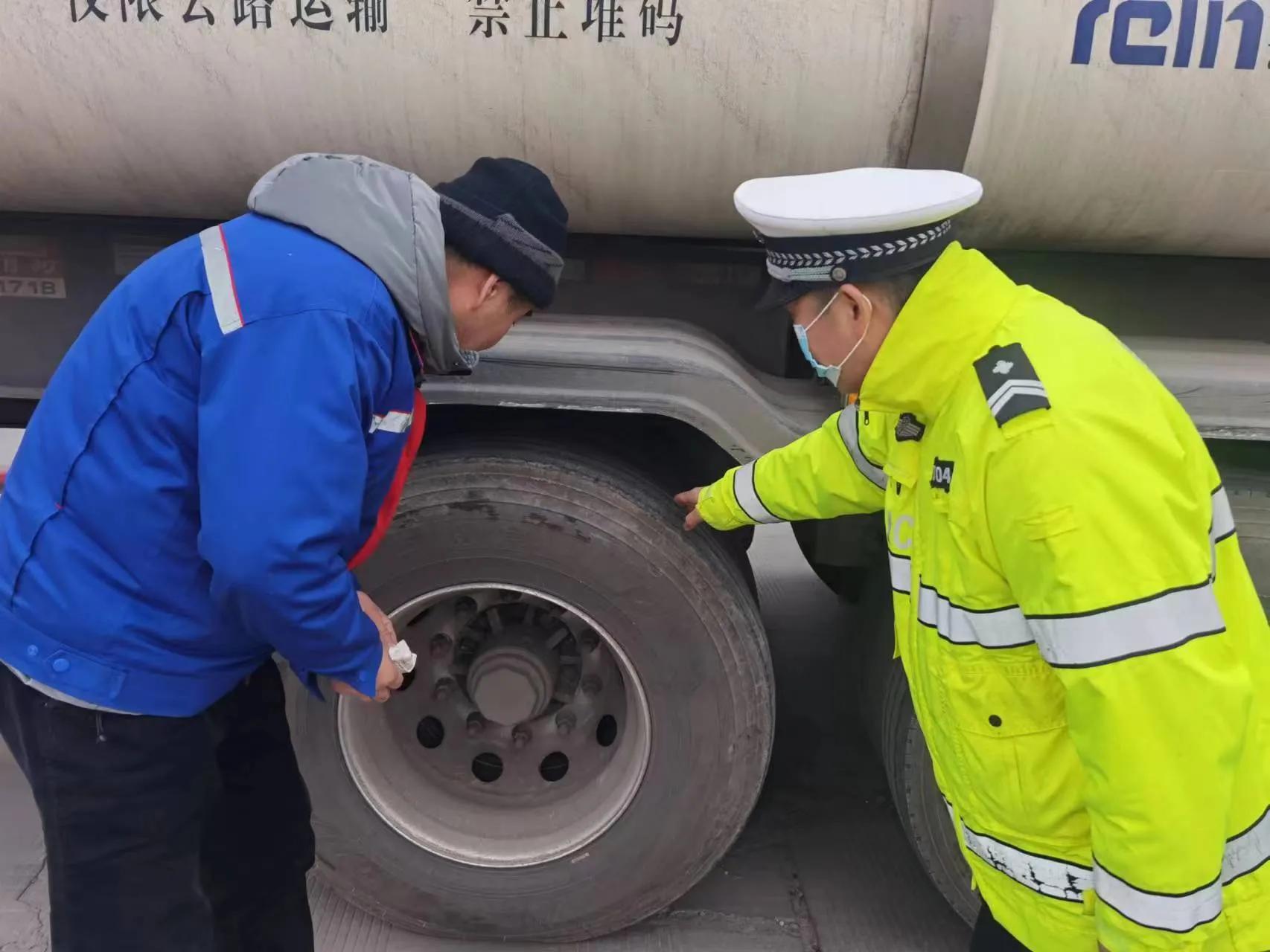 公安春节不打烊民警在岗保平安,县交警圆满完成春节安保任务