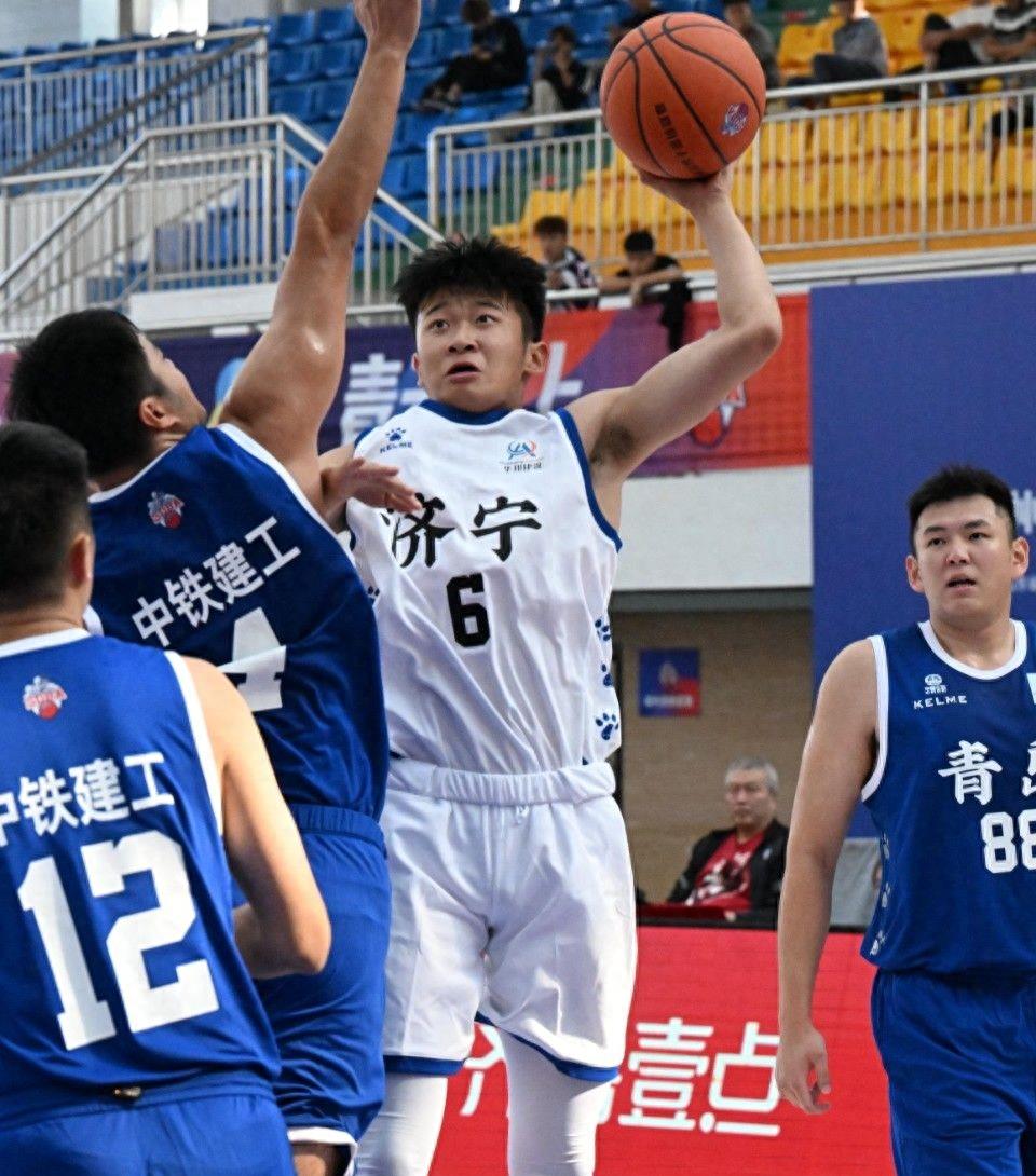 青岛险胜山东齐鲁德比六连胜,山东vs青岛大逆转