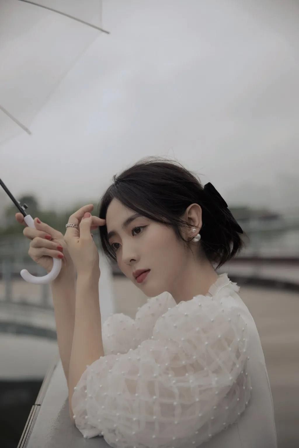 邢菲一袭白裙清新甜美,邢菲可爱少女照片