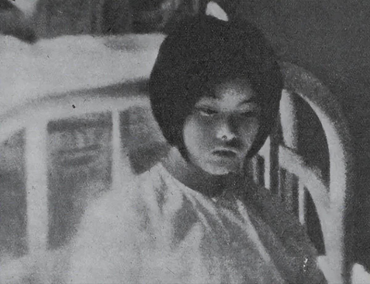 老照片里的汉奸,两个女汉奸与日寇合影