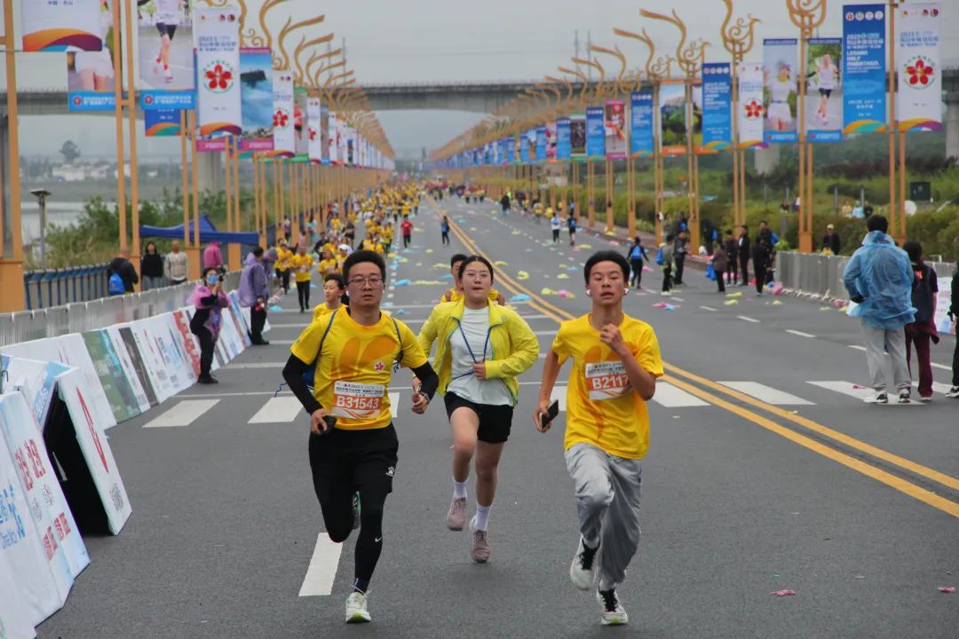 万人一起骑马的视频,万人齐跑马拉松