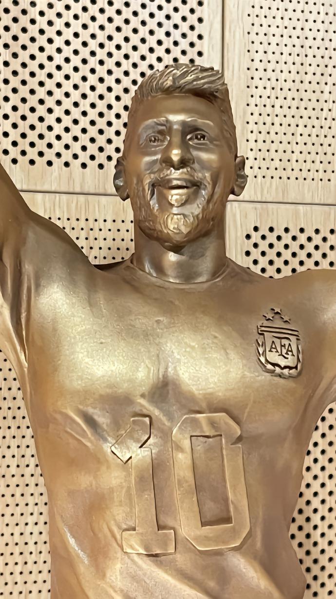 主办方提前颁奖给梅西,主办方给梅西奖杯