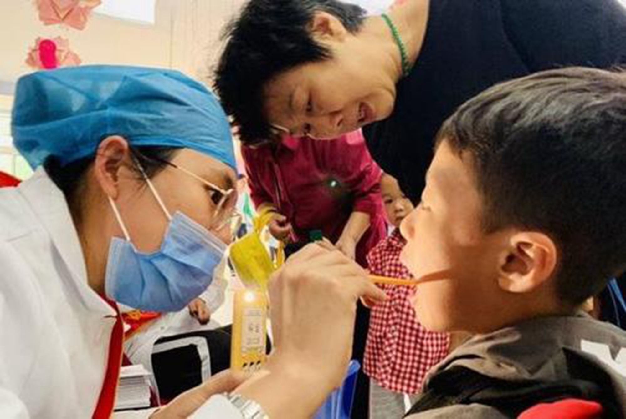 1岁萌娃为磨牙把桌子啃烂，附应对方法，家长早点重视别影响颜值