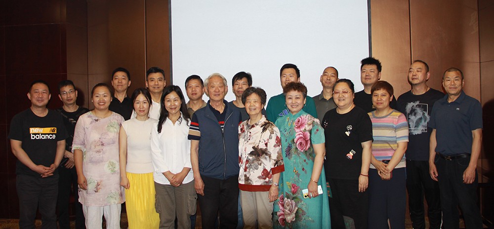 宜兴紫砂工艺师贾丙英等拜入程辉大师门下程氏紫砂传承再添新人