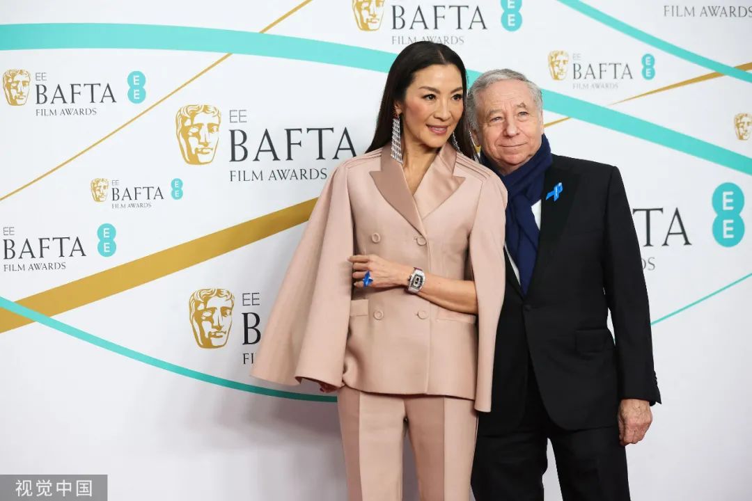 杨紫琼巴黎赏秀与未婚夫出席活动,杨紫琼霸气金球奖