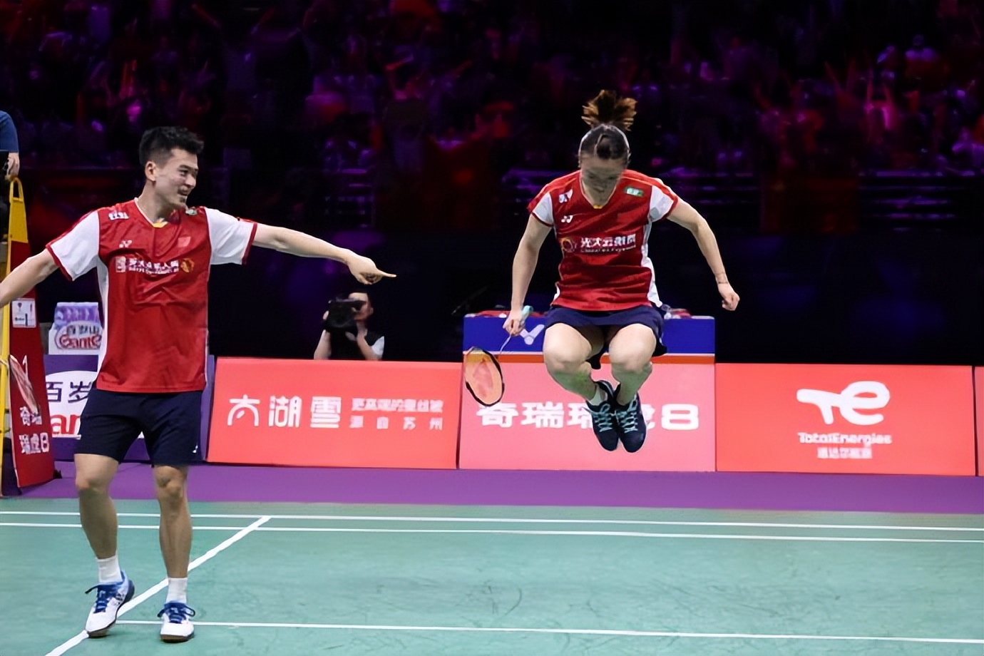 黄雅琼郑思维林丹,黄雅琼倒地郑思维击掌