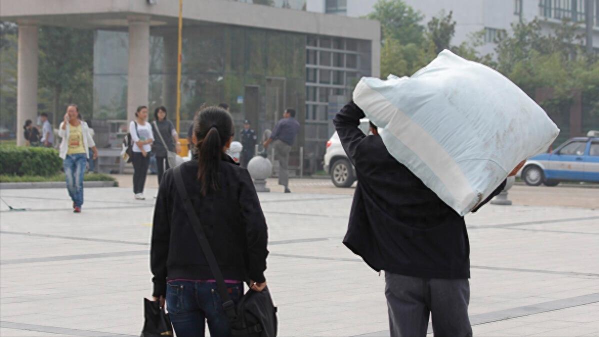 离婚3年后，老公欠债30万找我，我的选择让他后悔