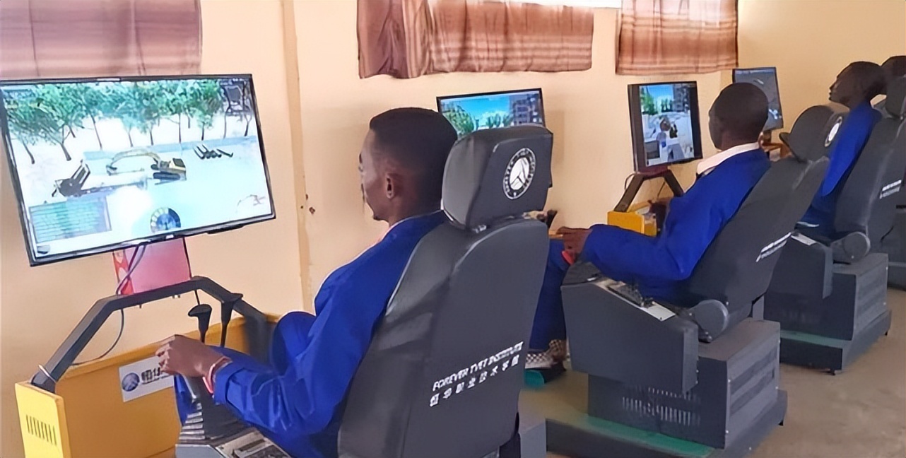 非洲男人如何发家致富？学习挖掘机是个好途径