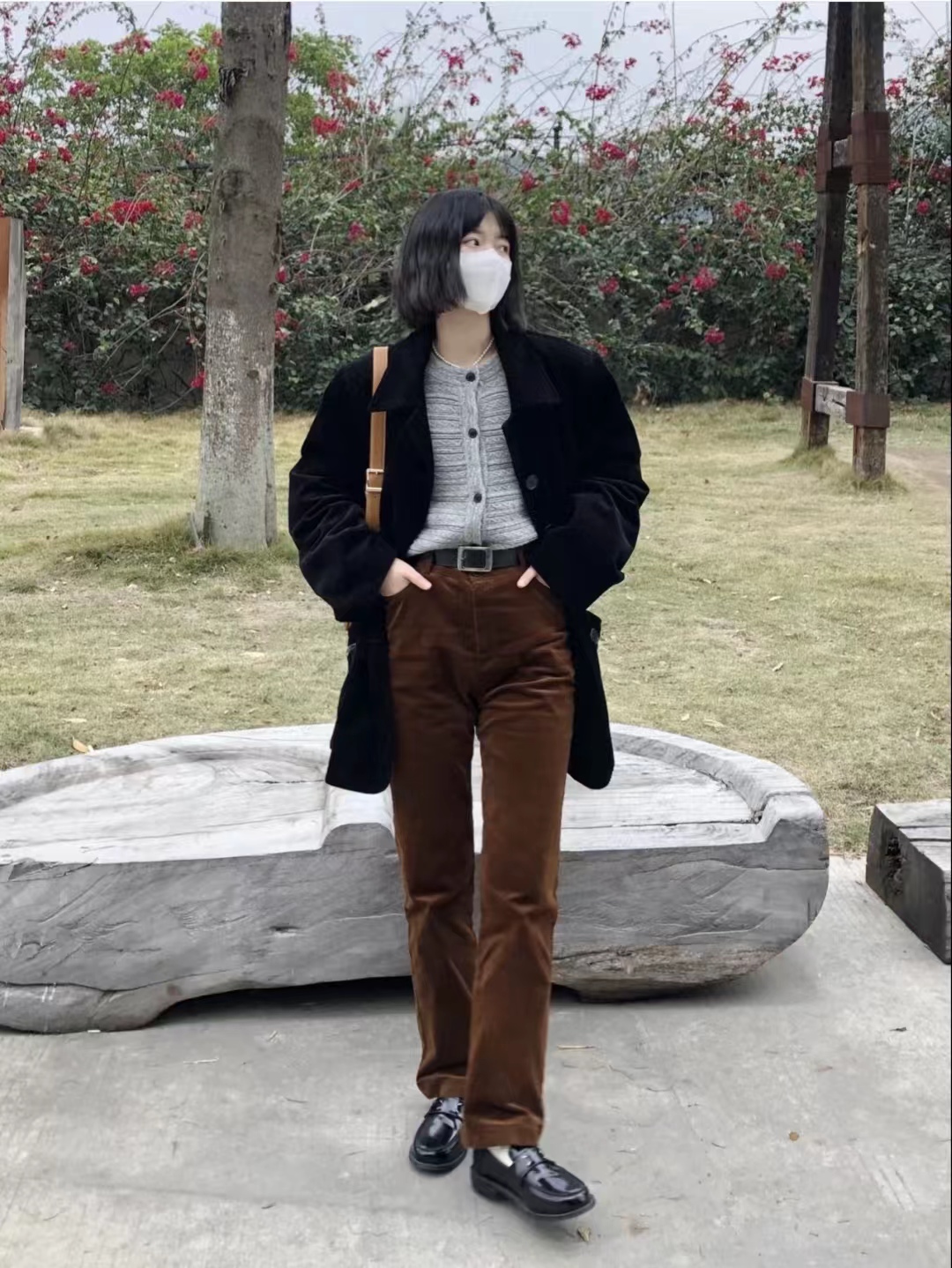 灯芯绒裤子冬季搭配高跟鞋好吗,灰色灯芯绒裤子搭配什么颜色上衣