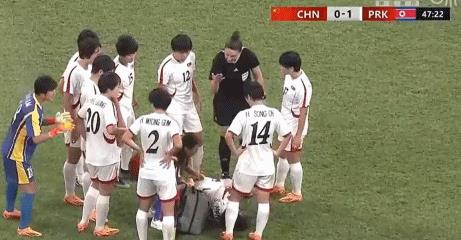 韩国女足主教练瘫坐,女足队长重伤