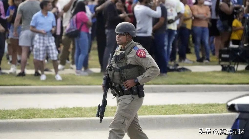 全美愤怒！枪手*杀屠**购物中心，现场死伤惨重如地狱，民众：习惯了