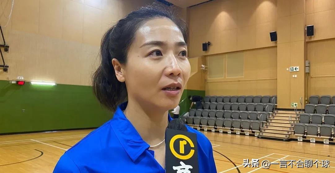 中国女排香港站活动场面,蔡斌和女排队员袁心玥李盈莹