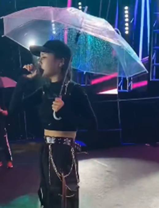 花姐：草根逆袭！一首《狂浪》赚千万，从流浪歌手变成顶级网红