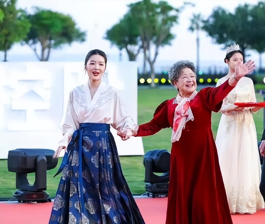 林心如陷入凸点疑云,下面几位女星更夸张,网友直呼扛不住。