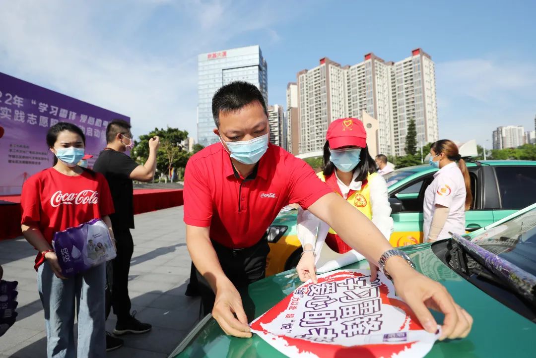 有一种温暖叫爱心送考,在郑州有一种温暖叫爱心助考