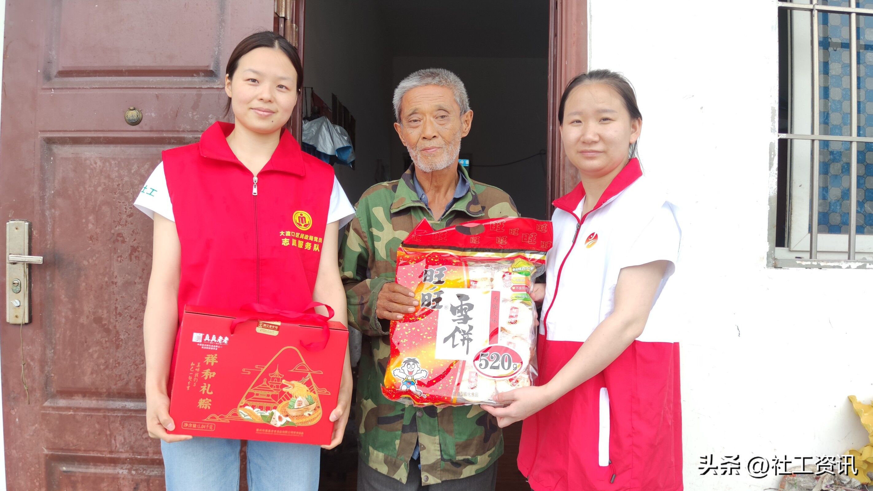 社区包粽子慰问独居老人,端午节包粽子到养老院慰问老人