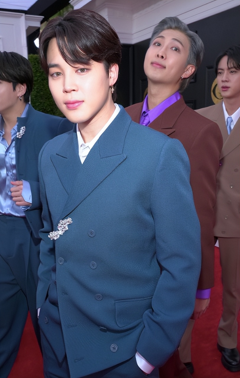 白人网红沉迷Kpop文化，狂整容还做丁丁缩小术，被韩国人骂至道歉