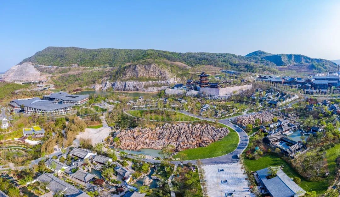 废弃矿坑即将改造的主题区,废弃矿坑生态修复与景观改造