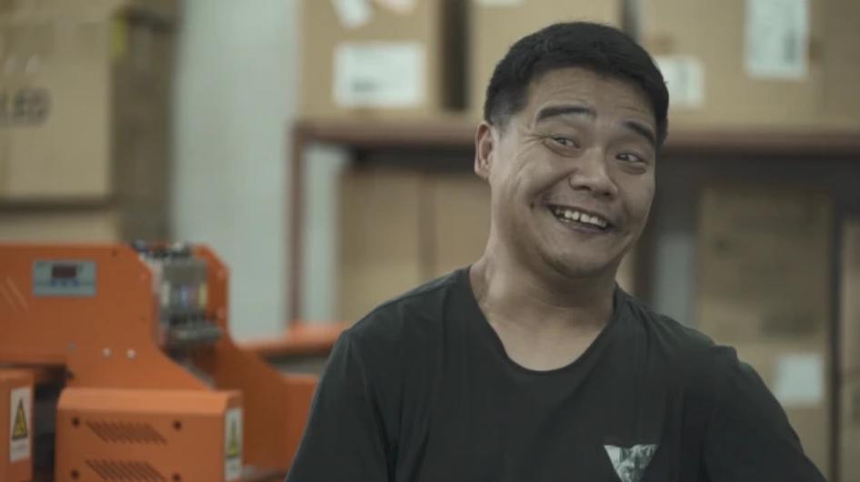 被骂“狗都不如”的脑瘫少年,带着35名残疾人创业年入1000万!背后的女人更让我感动