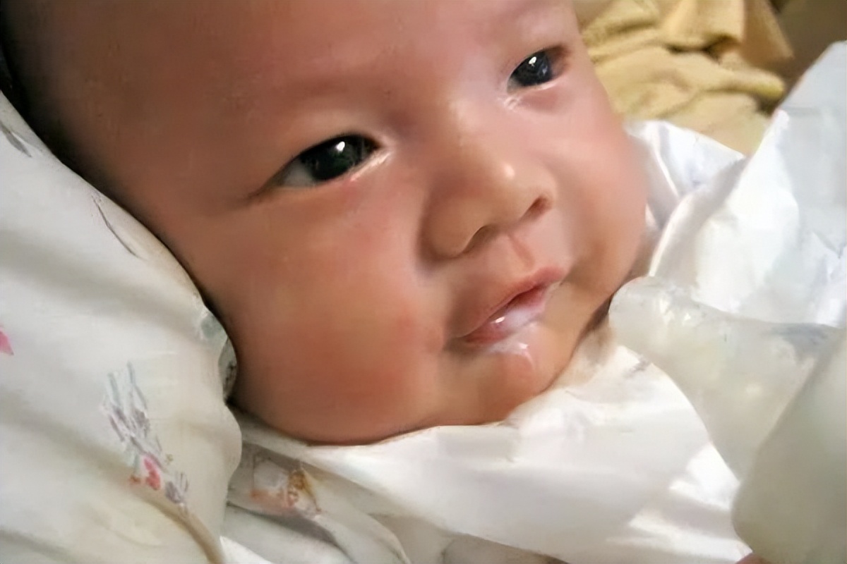 新生儿吐奶面部湿疹是过敏吗,宝宝身上起红点吐奶是怎么回事