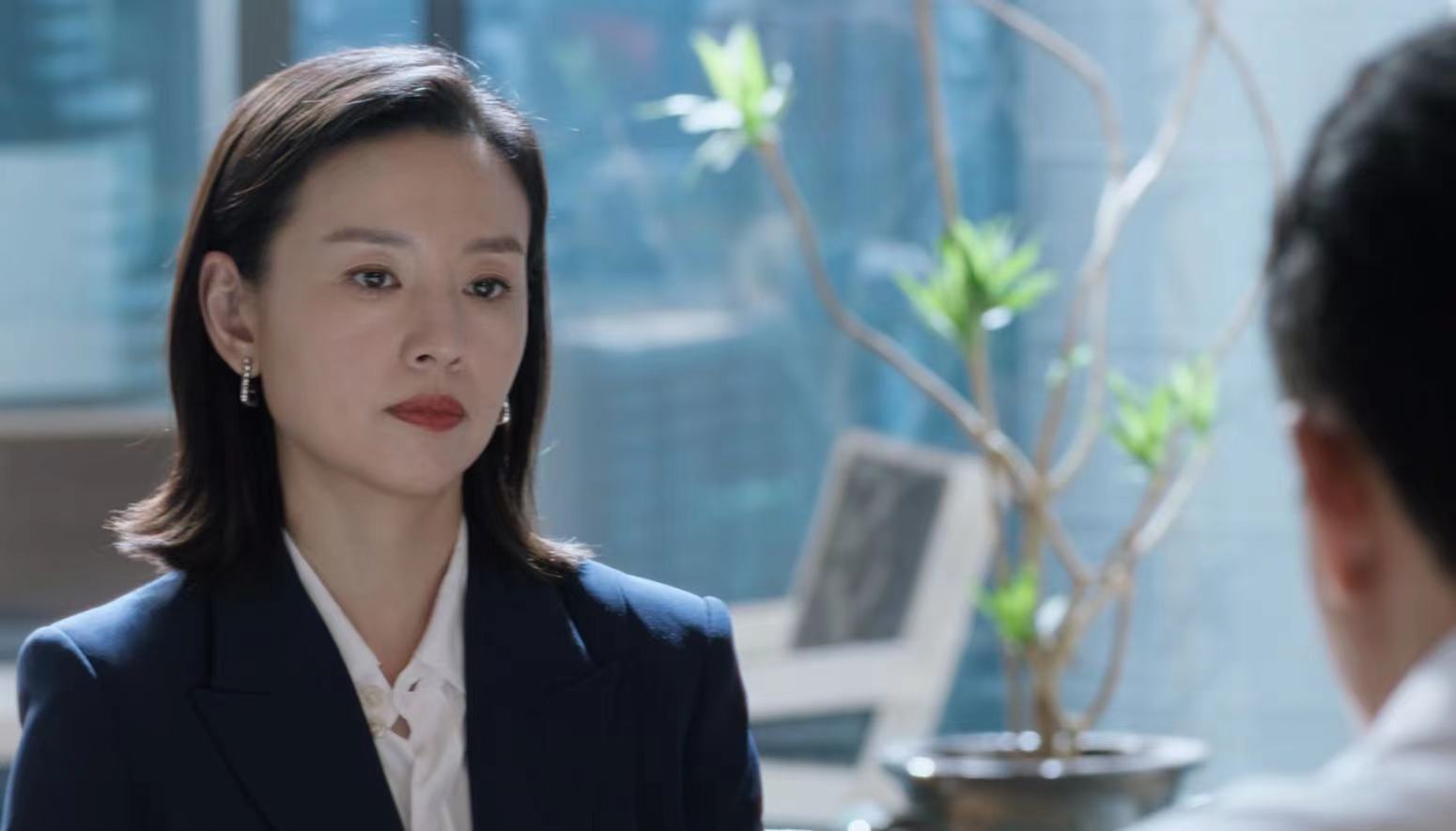 43岁董洁演“*妇情**”，教科书式撩汉，不靠颜值靠懂事