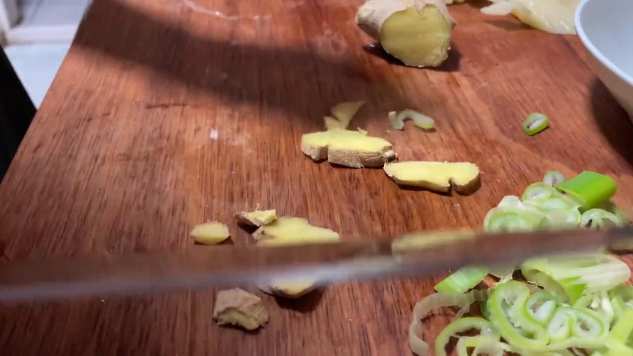 切葱姜蒜后手有味道,切姜蒜要怎么切