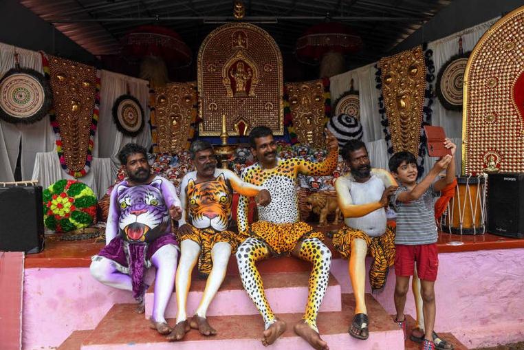 别笑！印度“老虎”*行游**：狂热艺术家们在昏厥中走向艺术巅峰